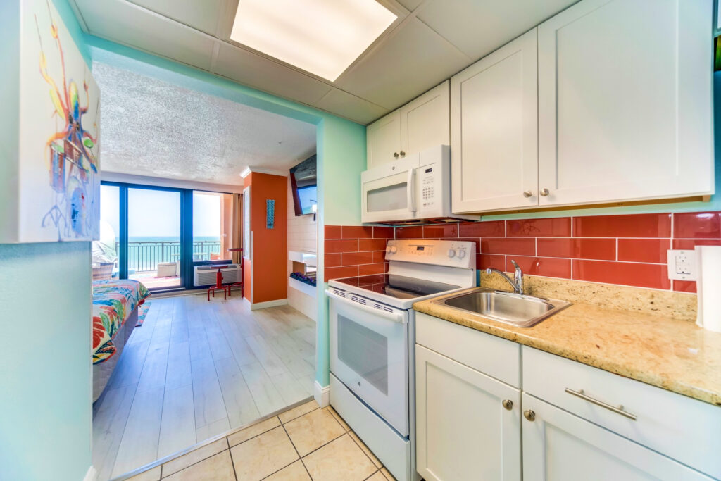 Kitchen countertops and appliances of the Caravelle 518 room